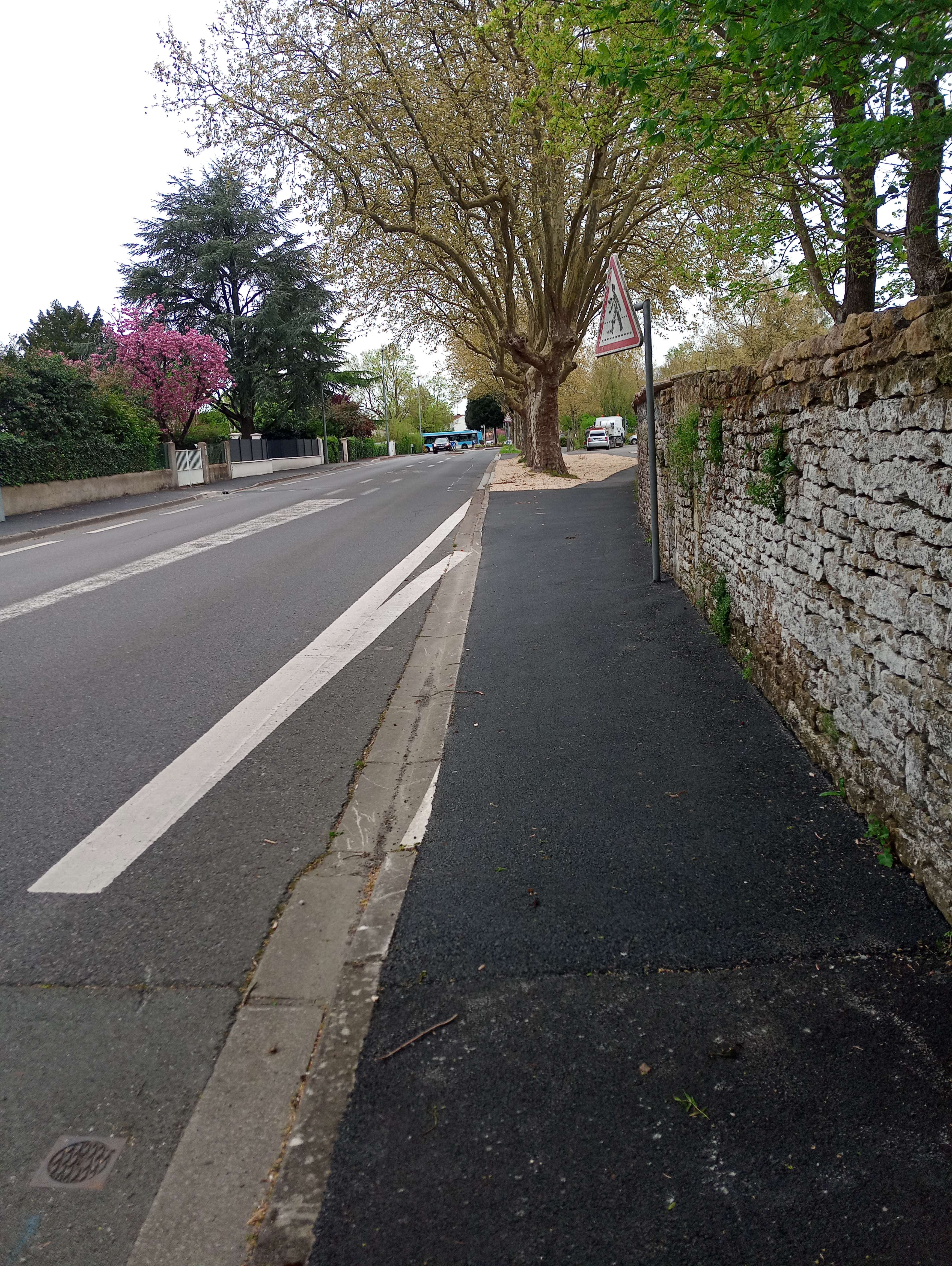 Même piste devant le cimetière pour cyclistes et piétons 
