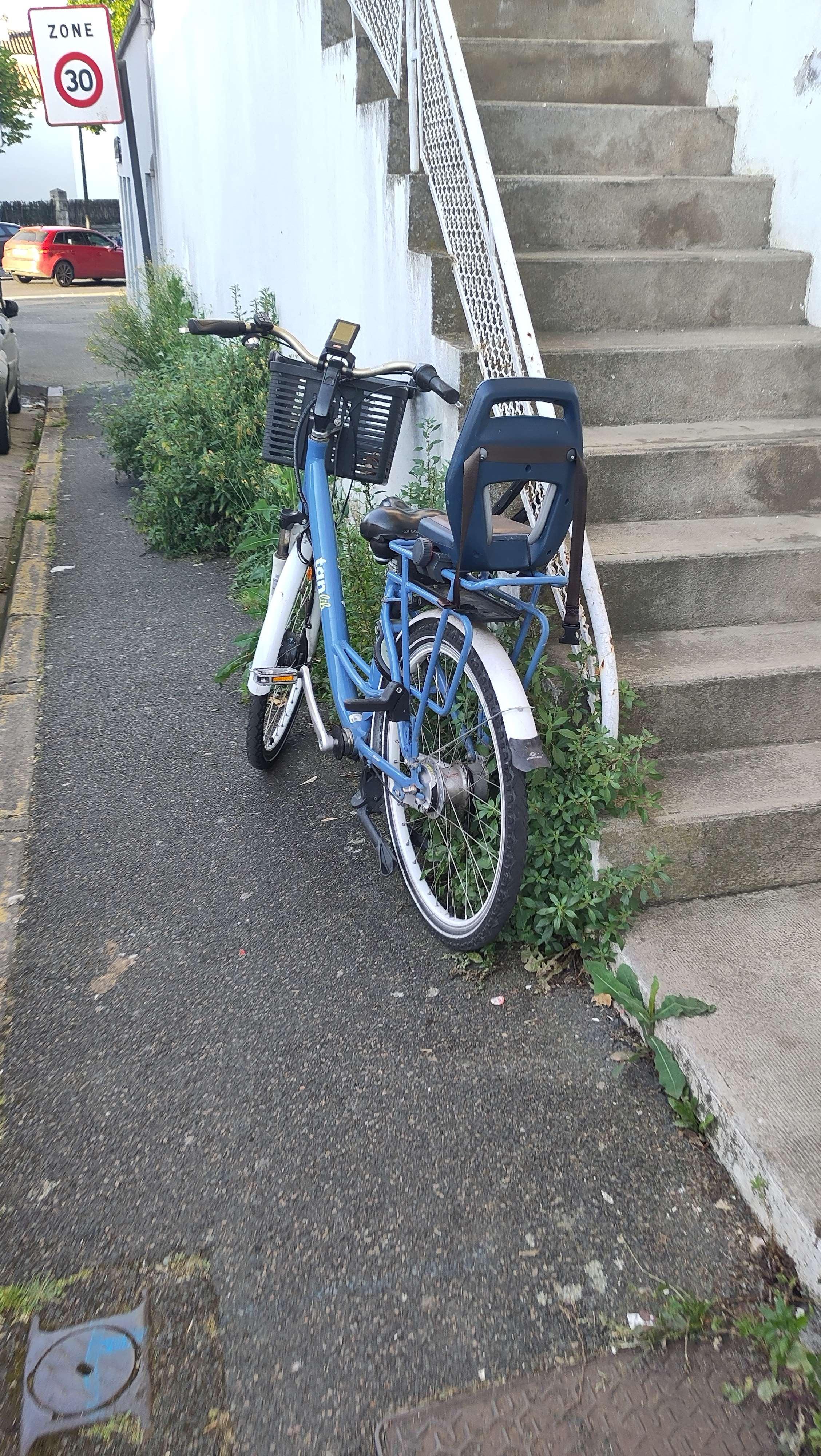 stationnement récurent sur le trottoir 