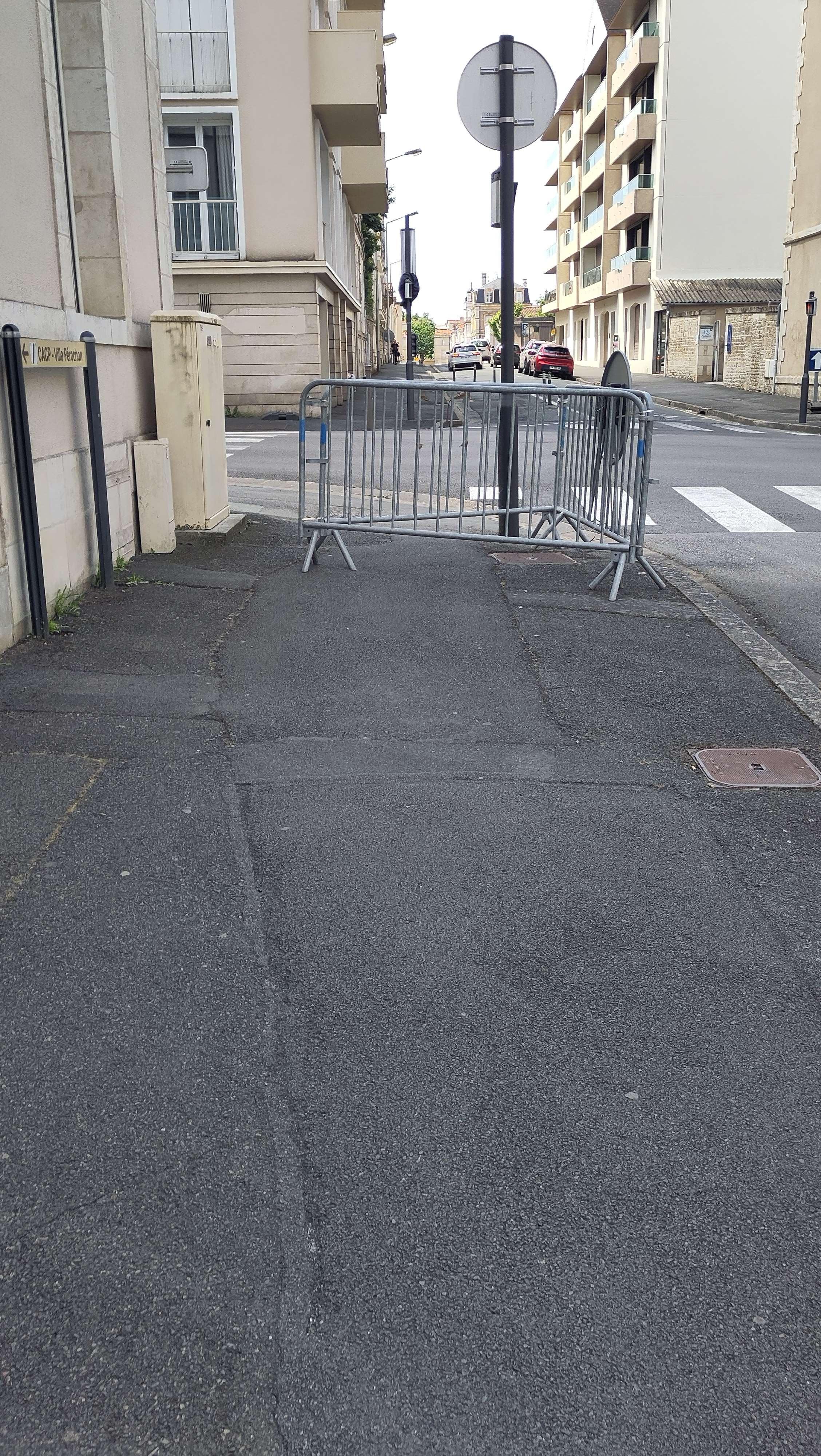 barrières sur le trottoir 