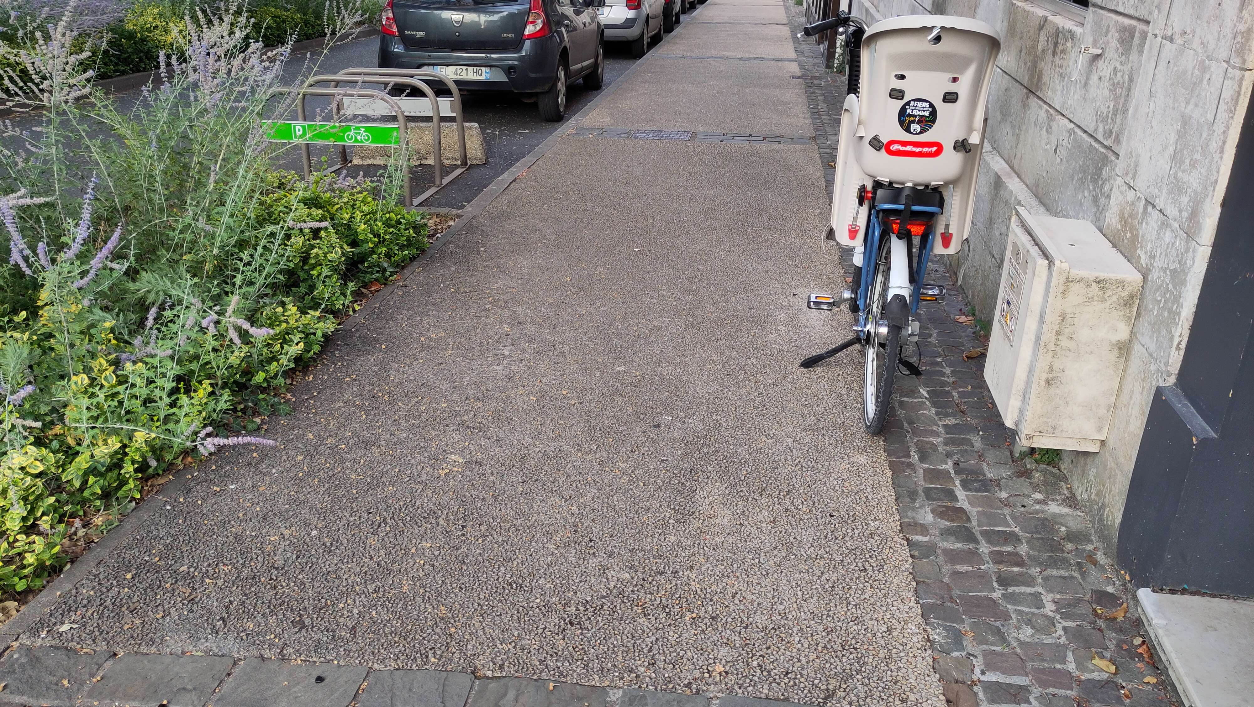 Stationnement récurrent sur le trottoir