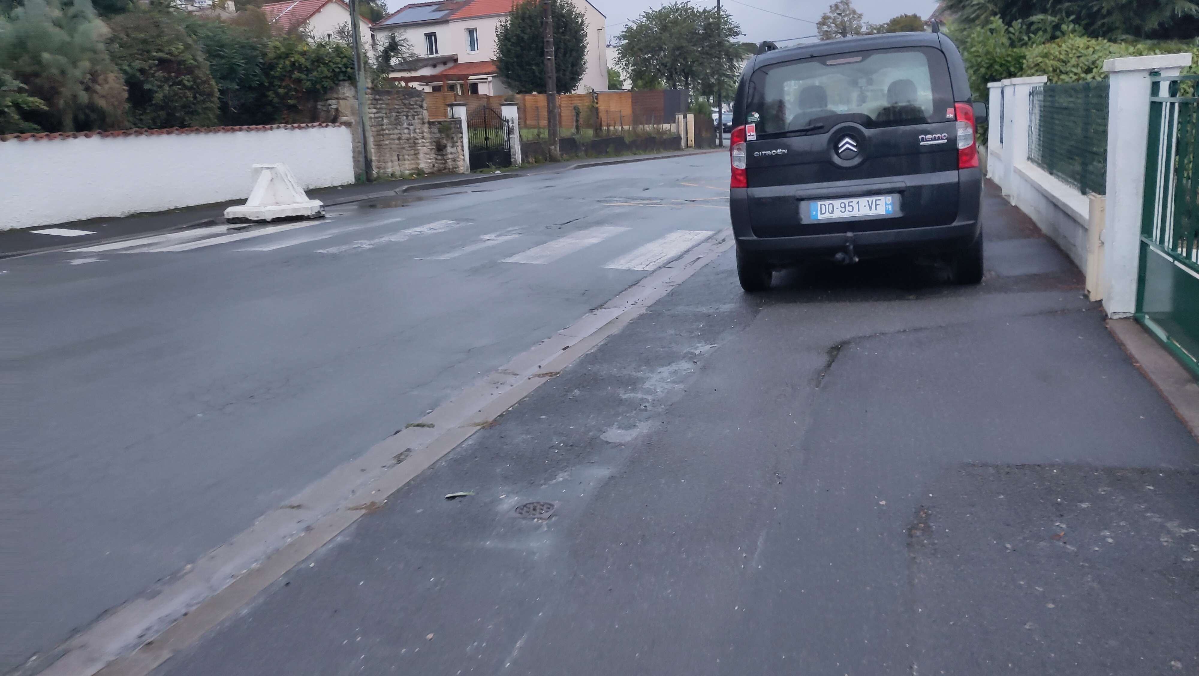 Stationnement récurrent sur le trottoir / passage