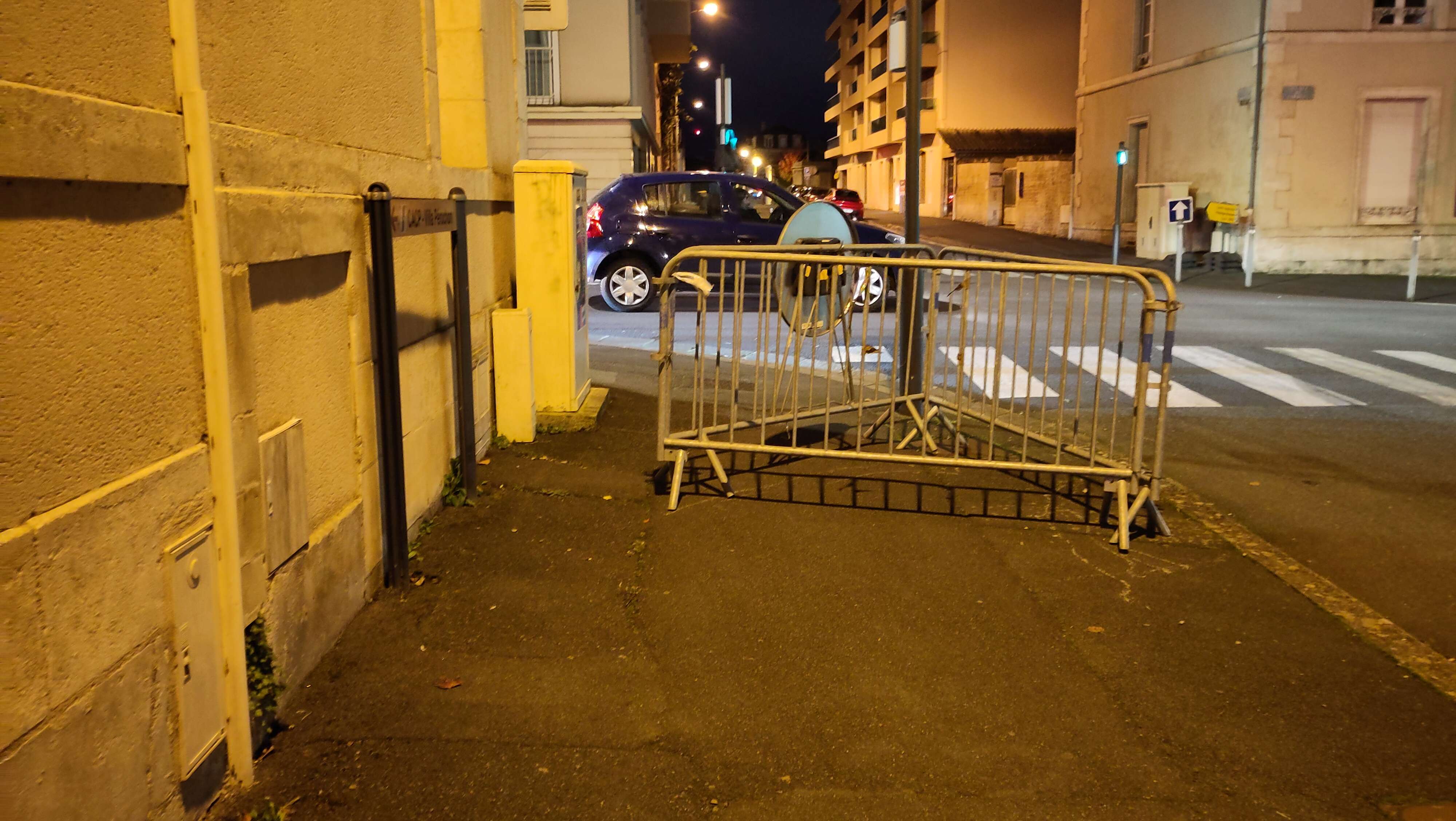 Barrières en travers sur trottoir
