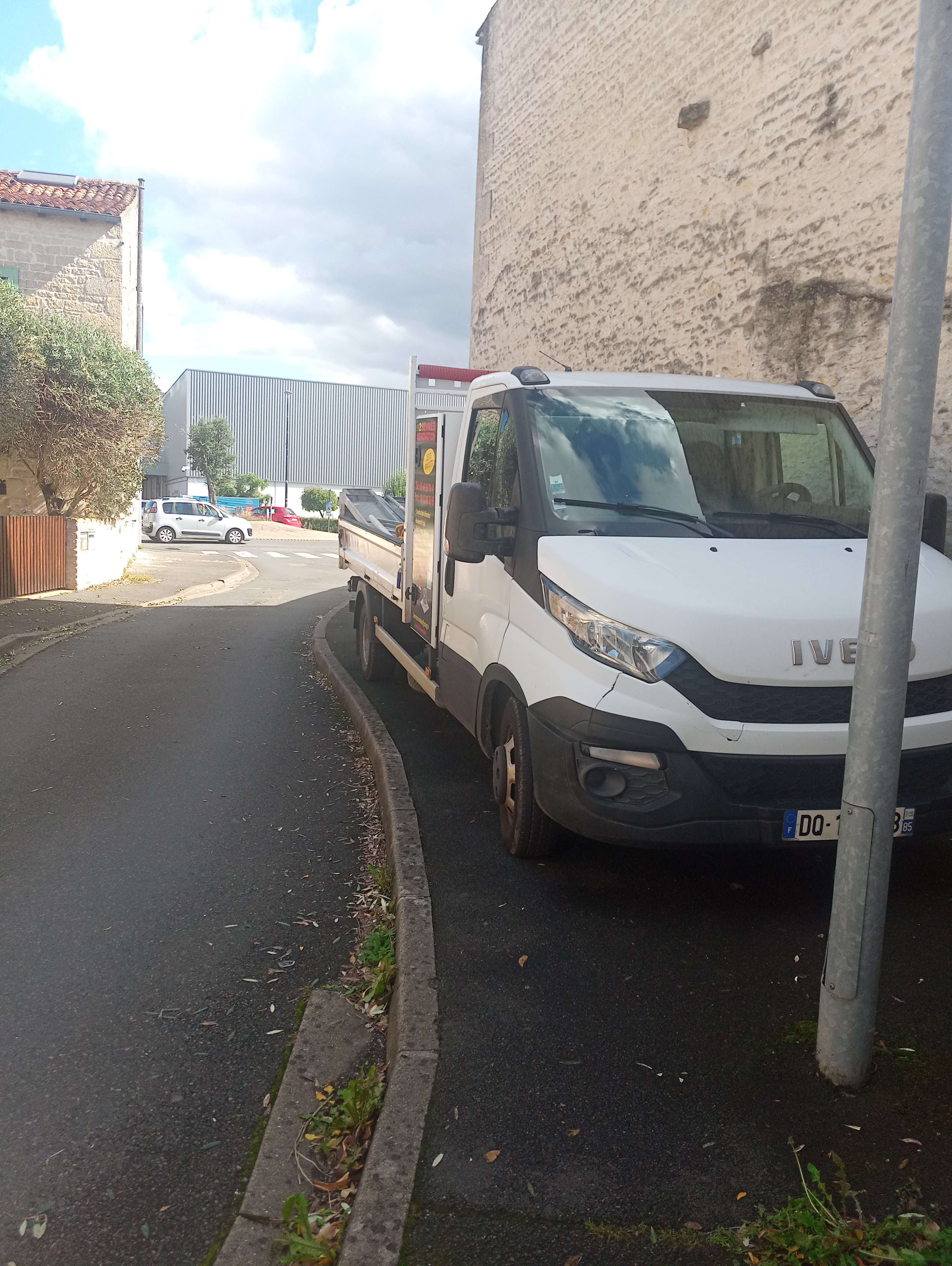 Voiture et camion sur trottoir 