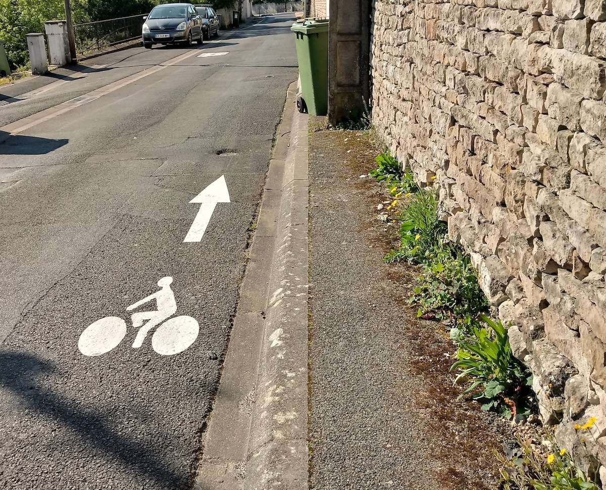 Trottoir minuscule non praticable