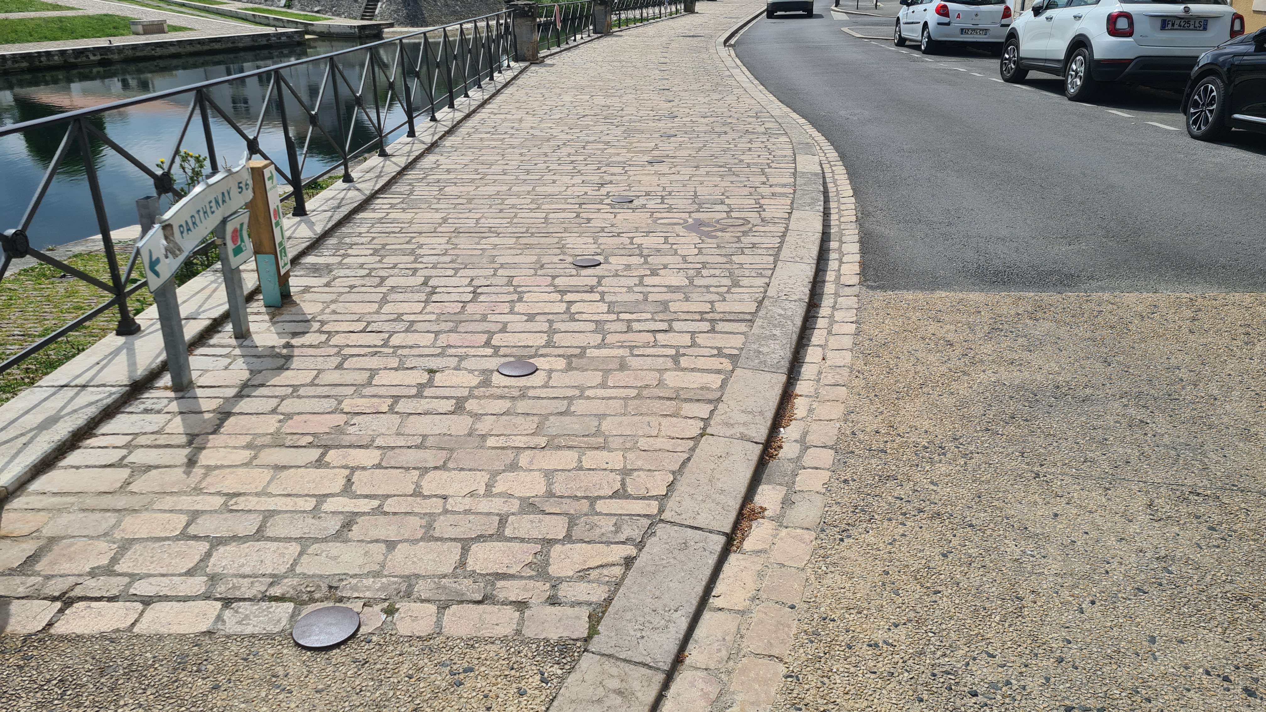 Piste cyclable sur trottoir