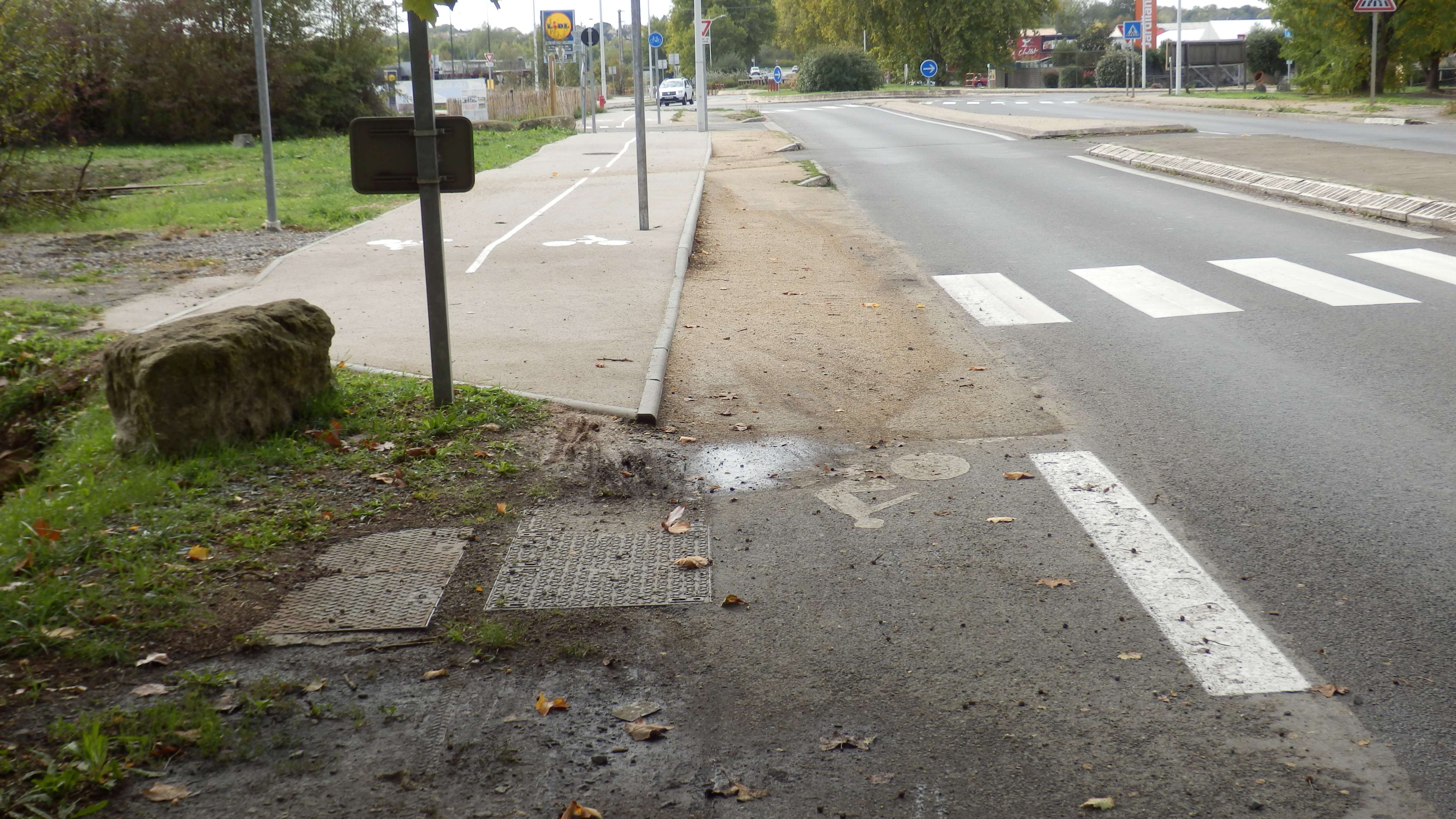 Piste cyclable sur trottoir