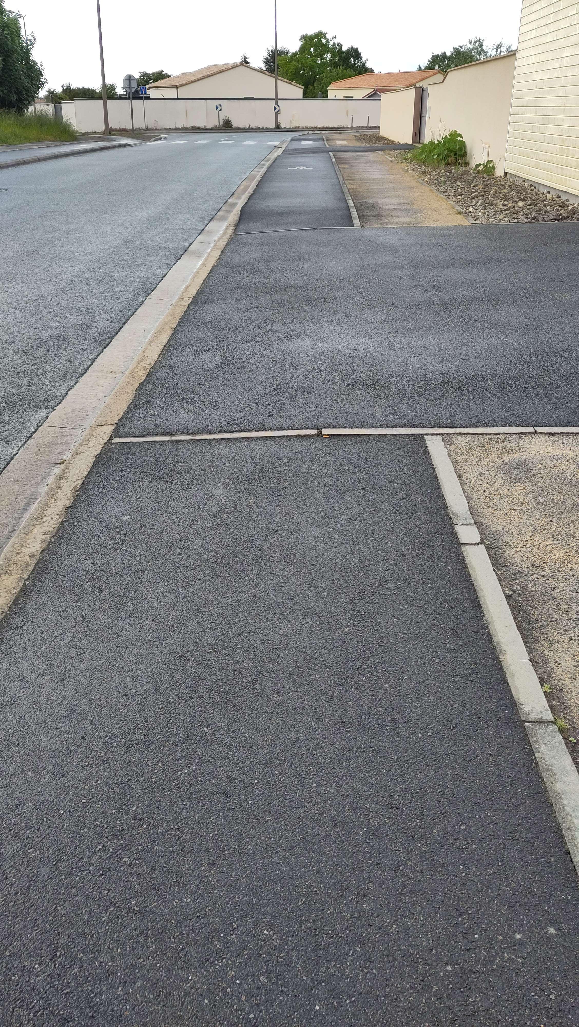 Piste cyclable sur trottoir