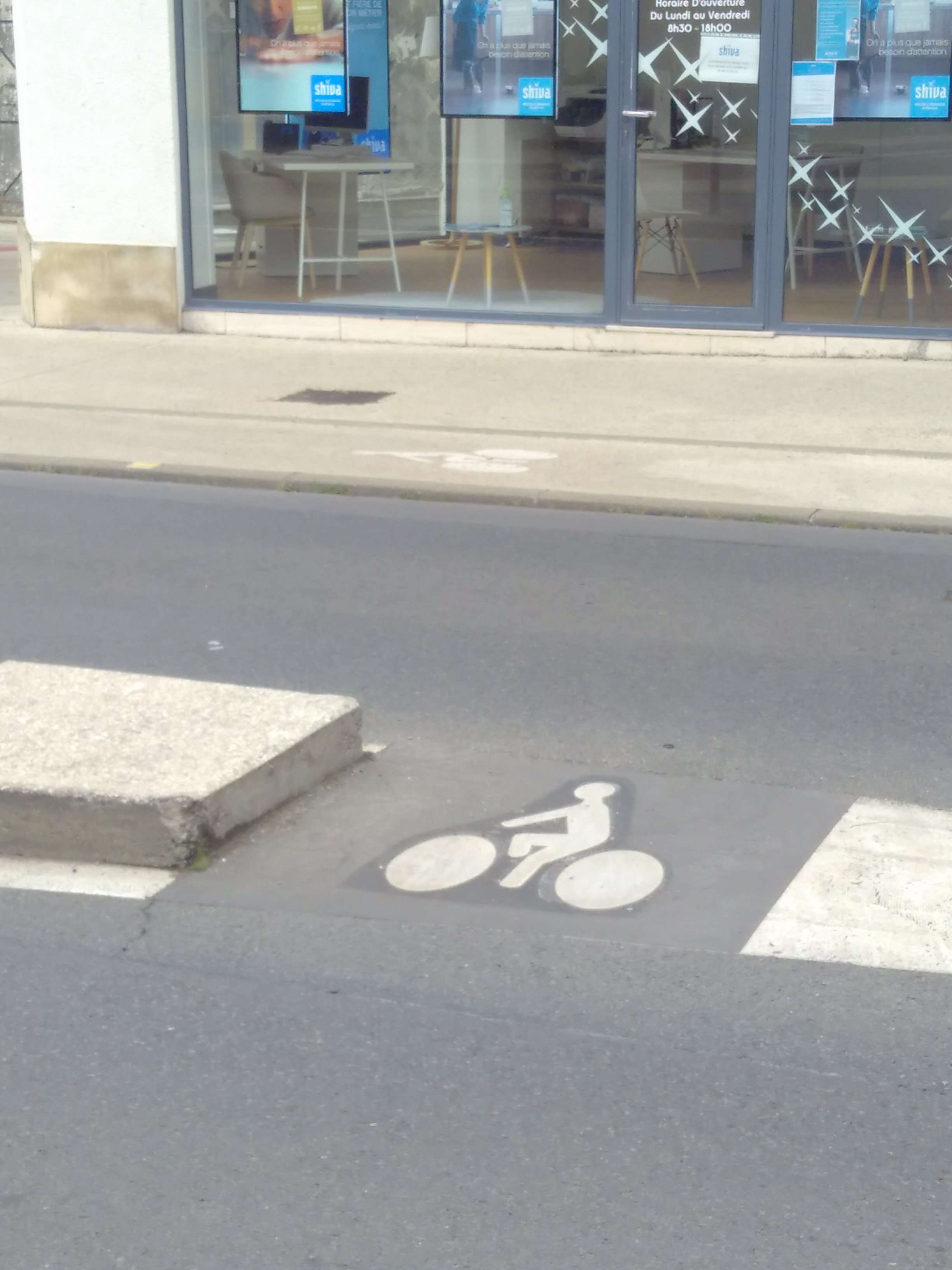 Piste cyclable sur trottoir