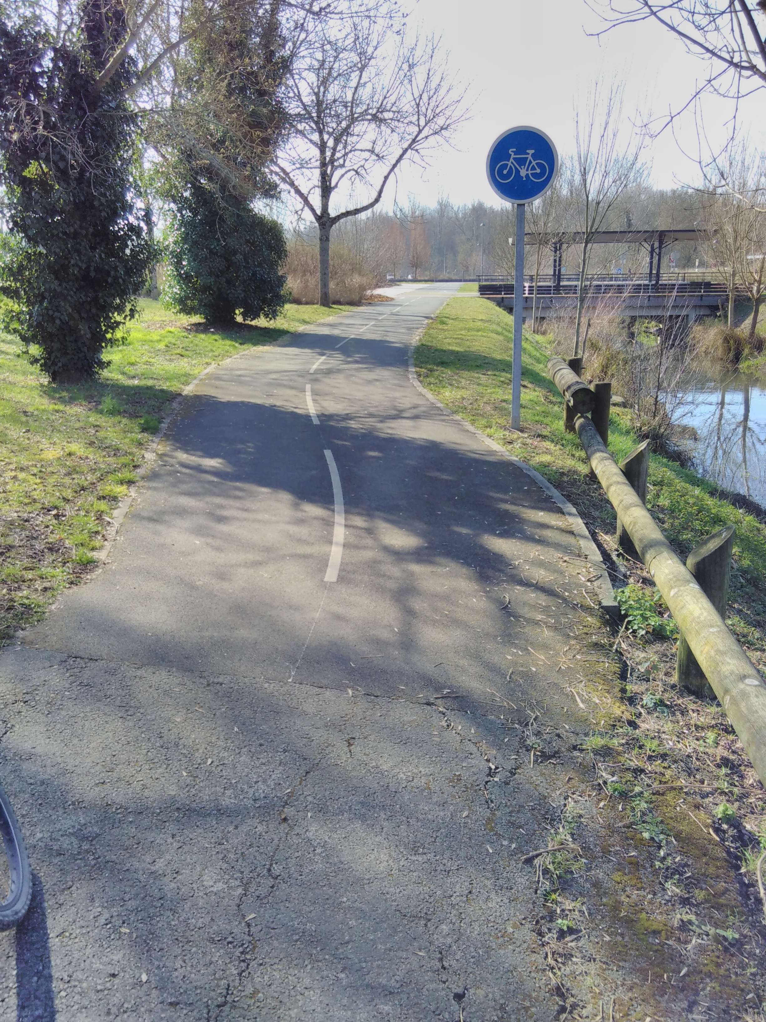 Piste cyclable sur cheminement piétons