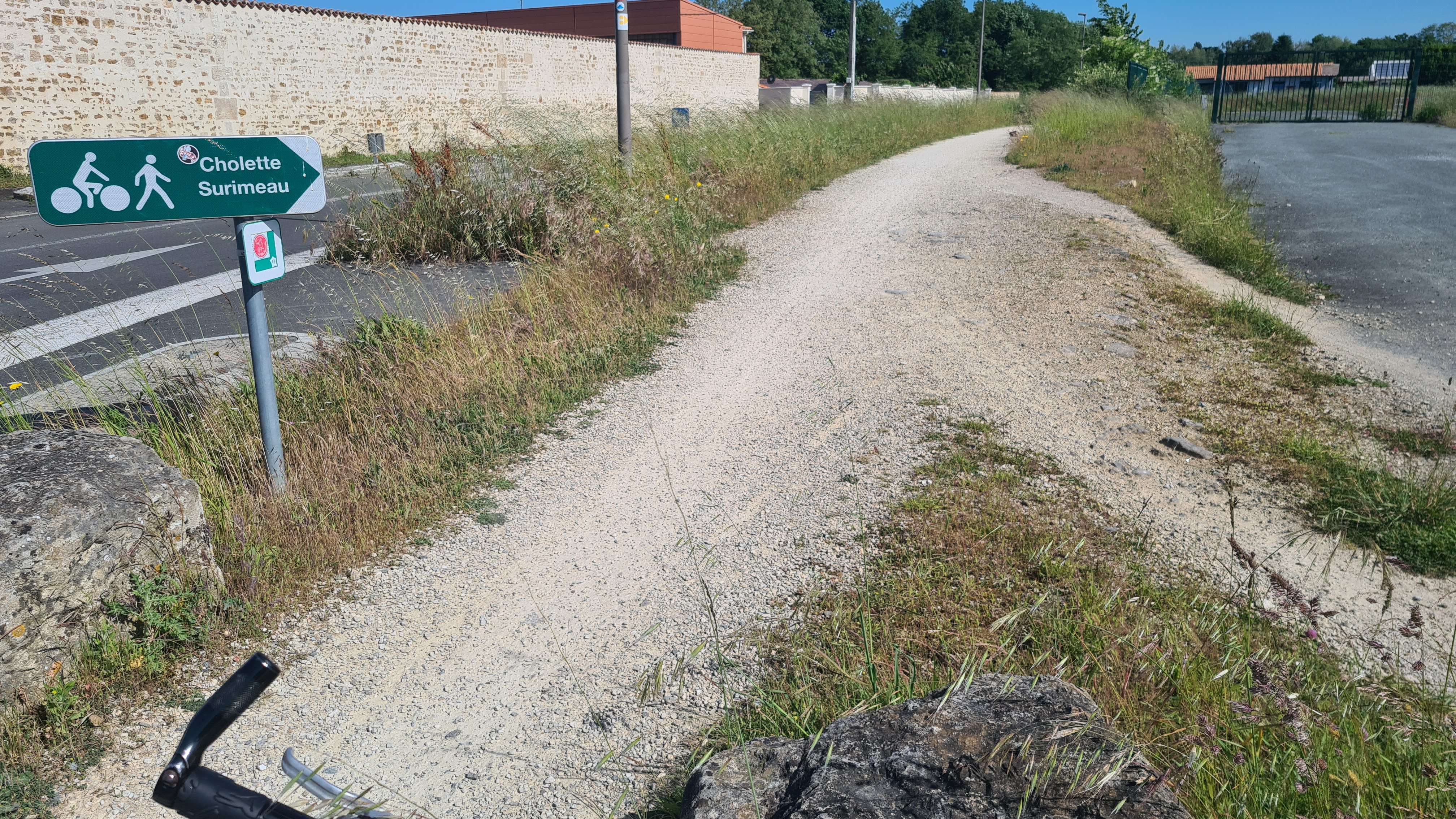 Piste cyclable sur cheminement piétons