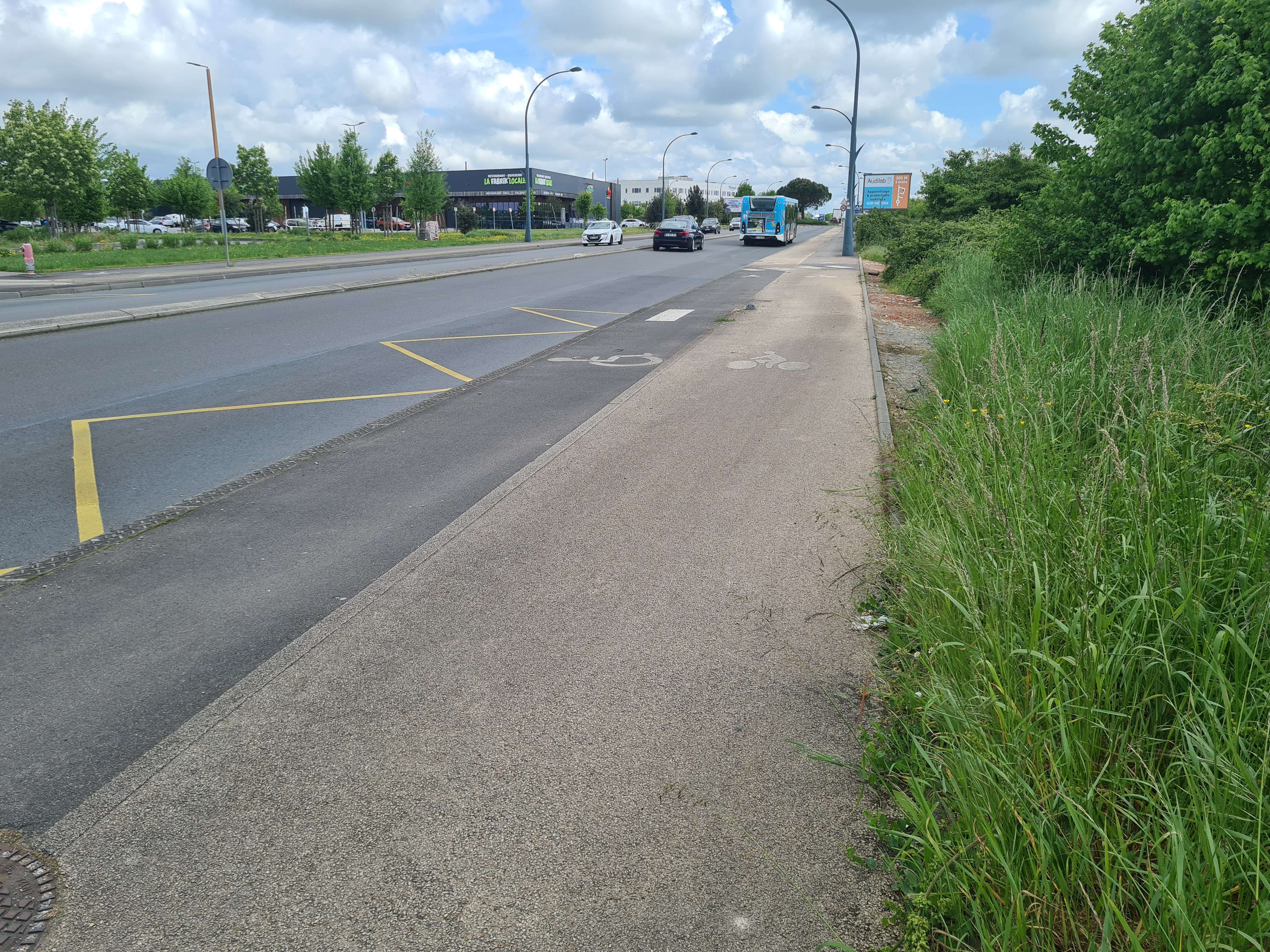 Piste cyclable sur trottoir