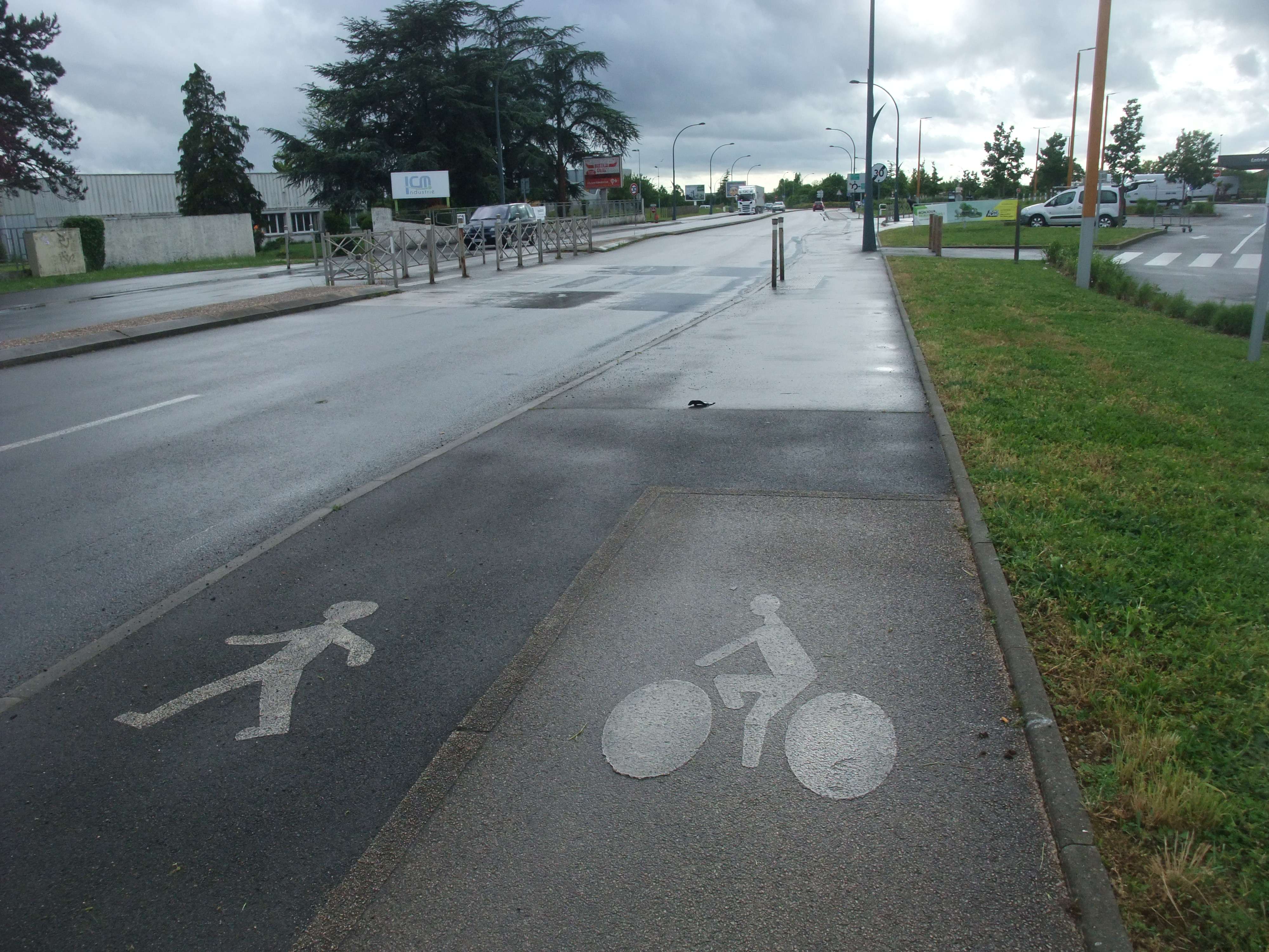 Piste cyclable sur trottoir
