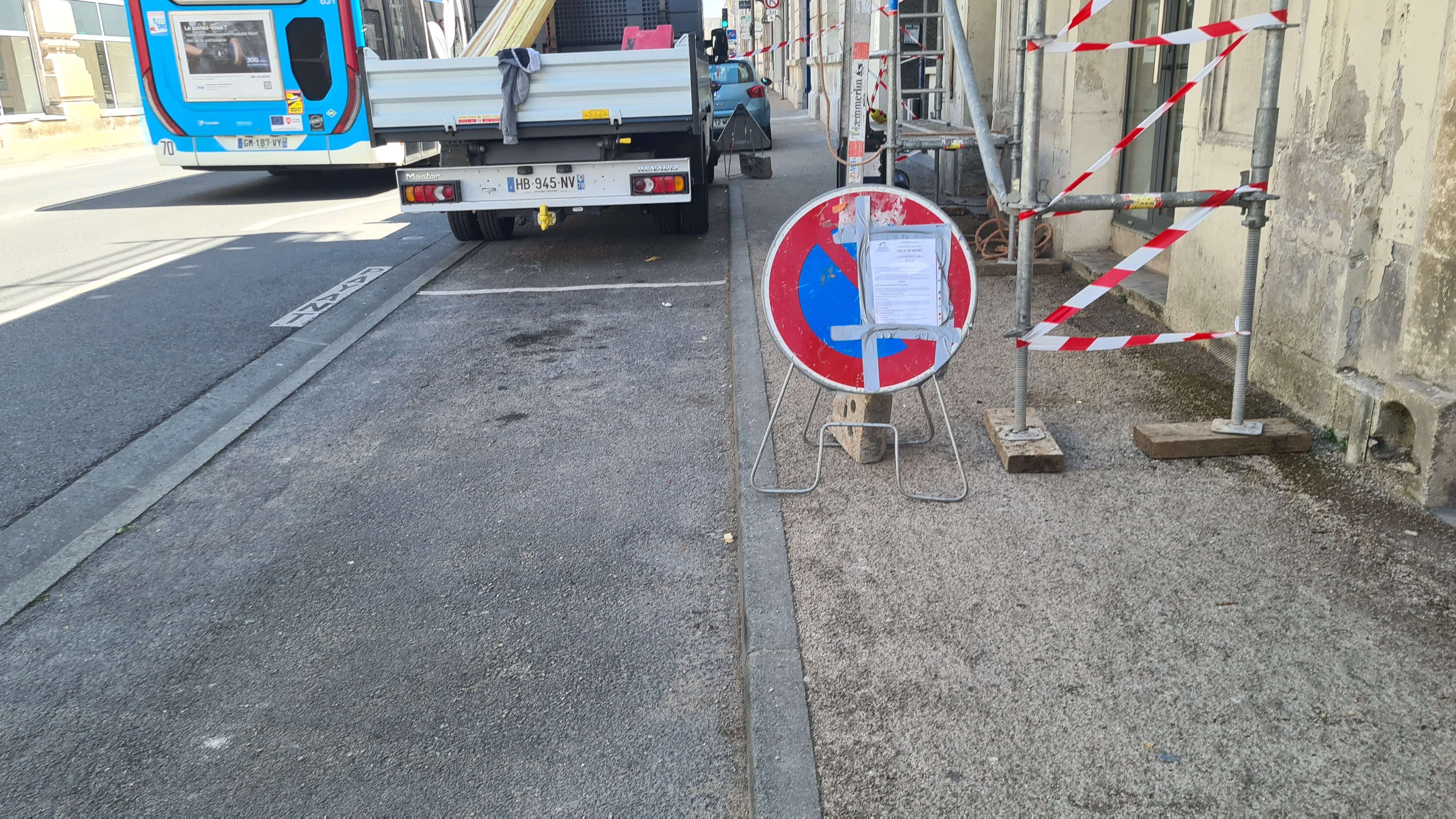 Travaux condamnant le trottoir 