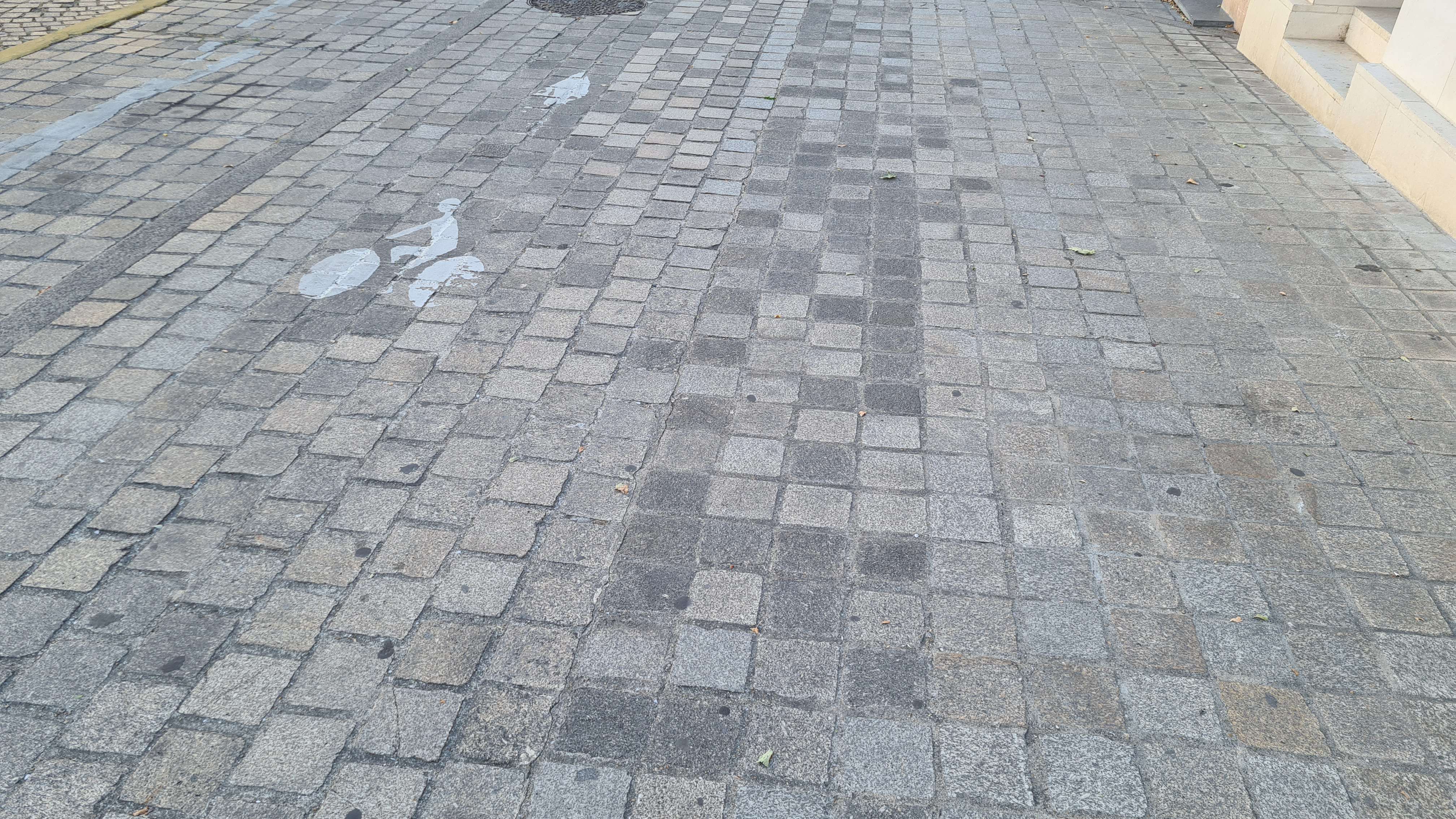Piste cyclable sur trottoir