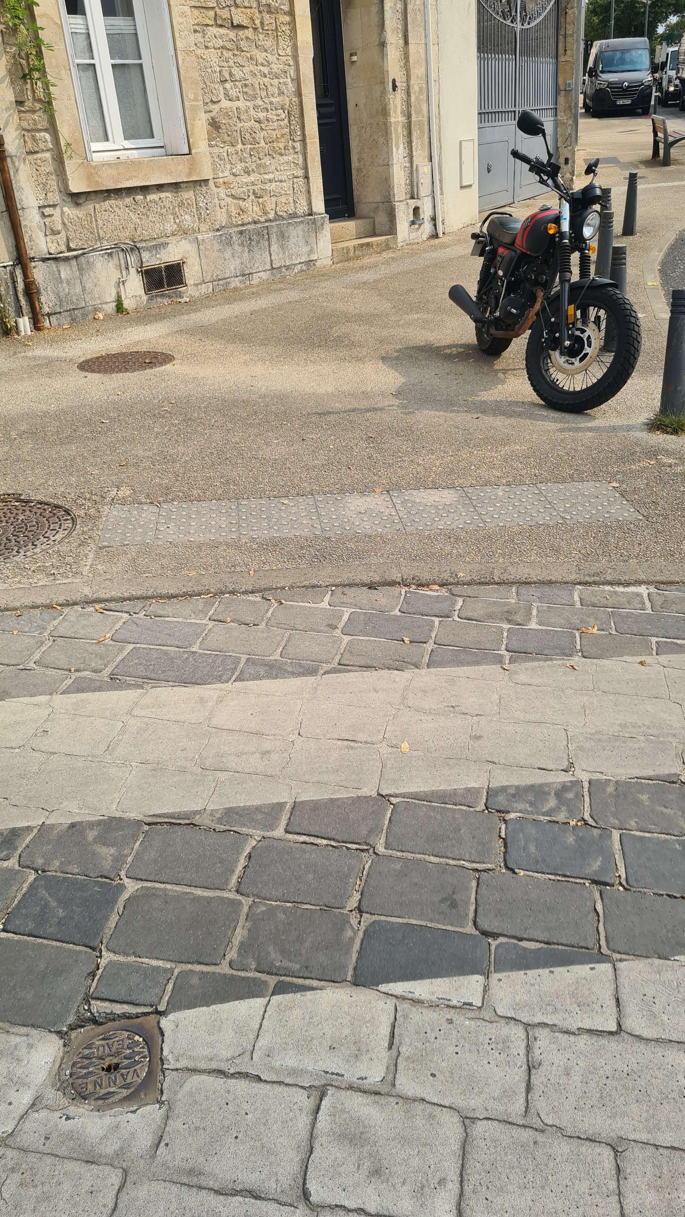 Stationnement récurrent de véhicules sur le trottoir