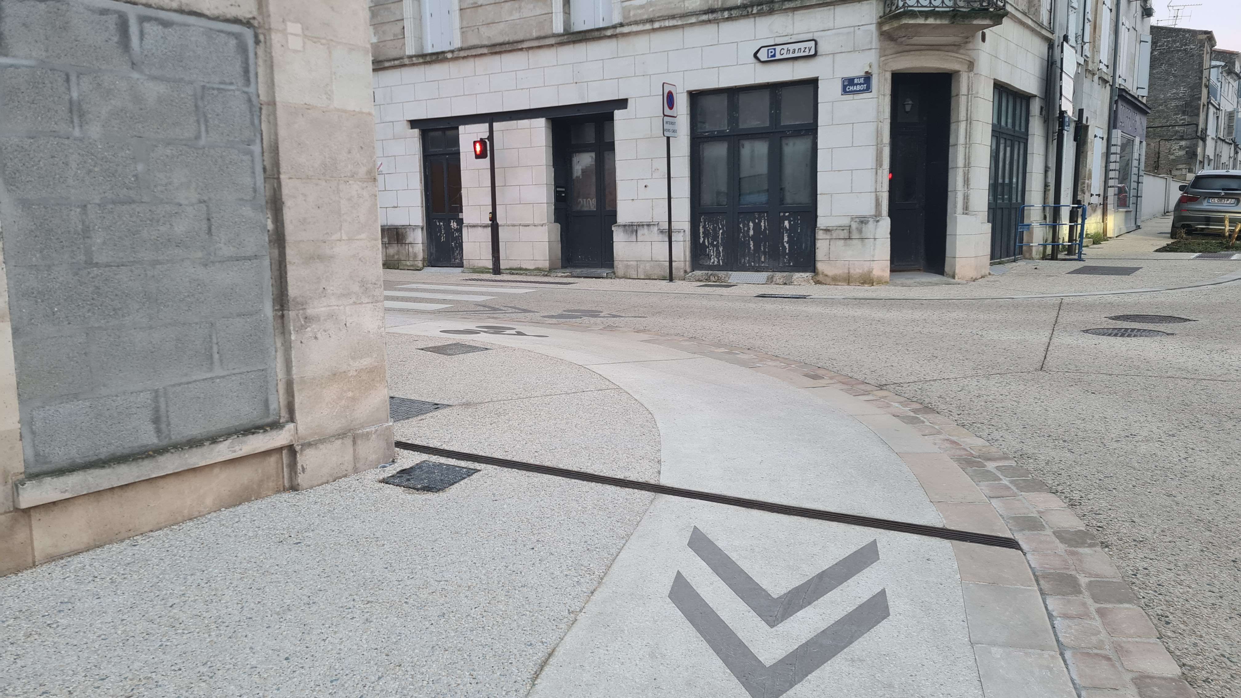 Piste cyclable au même niveau que le trottoir et non détectable