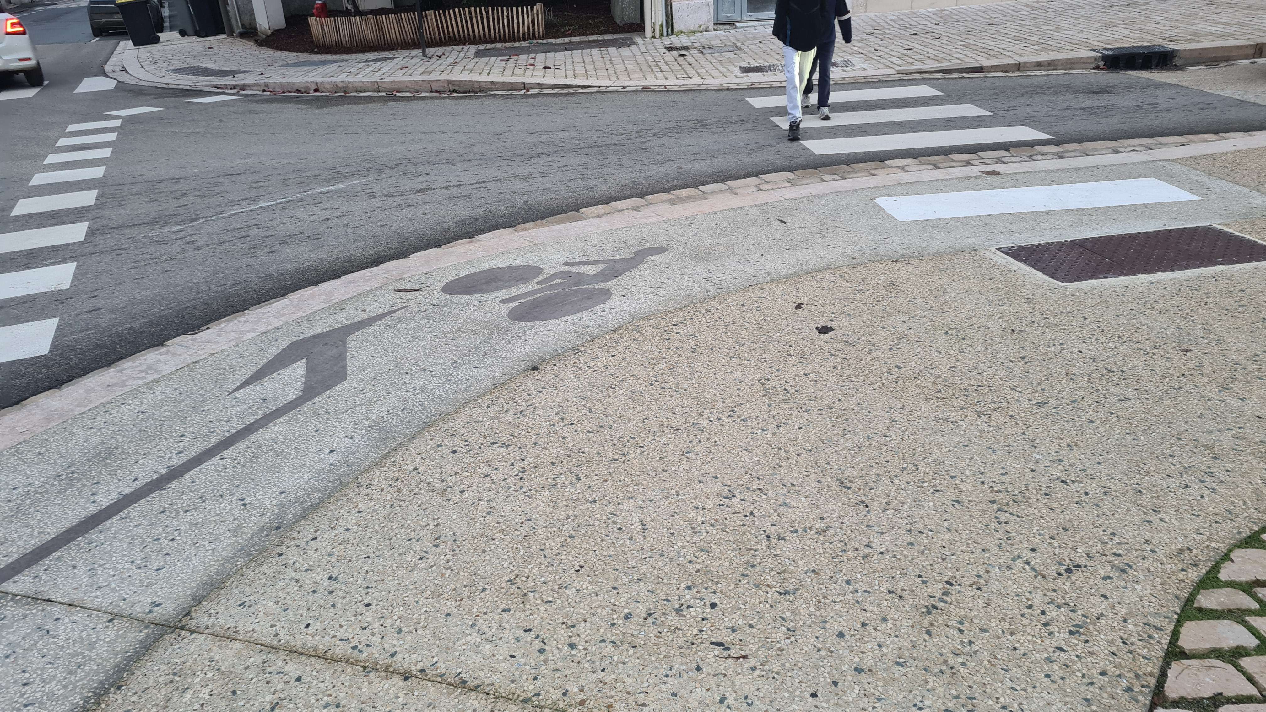 Piste cyclable au même niveau que le trottoir et non détectable